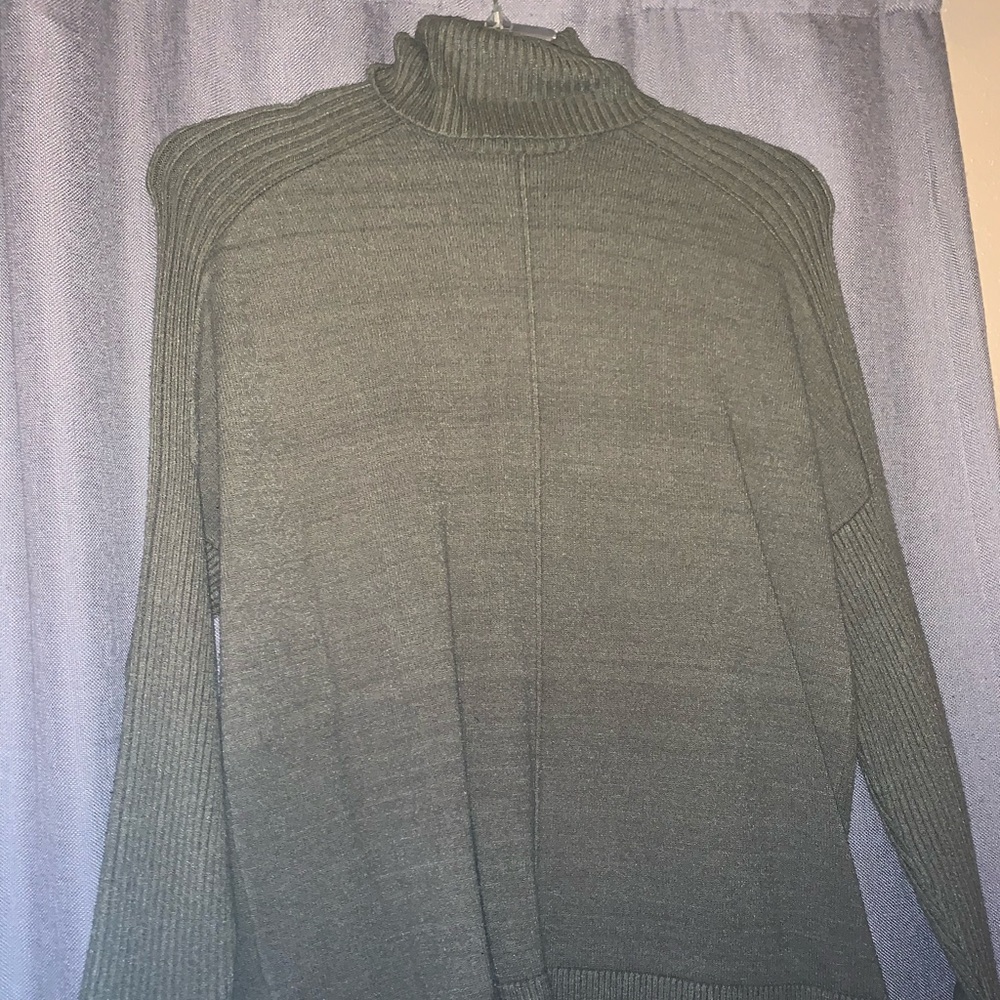 Green turtle neck sweater